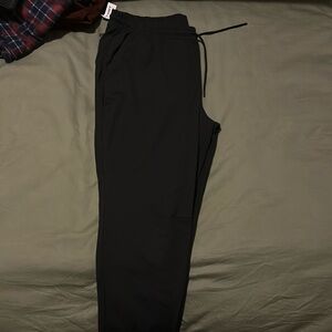 Old Navy Active Powersoft Coze Edition Tapered Pants in Black